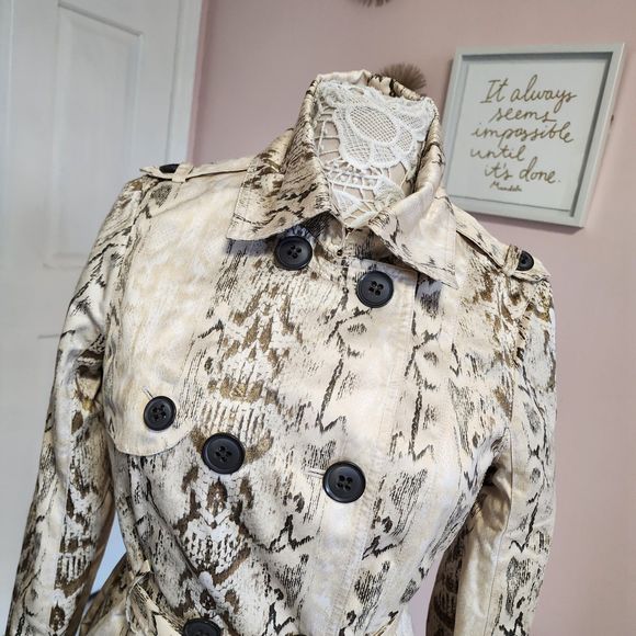 Very stylish EUC BEBE unique trench coat snakeskin python - Picture 11 of 11